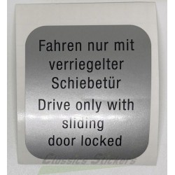 étiquette "Drive only with sliding door locked"