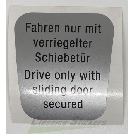 étiquette "Drive only with sliding door locked"